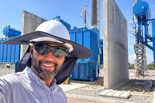 Luis Miguel Hueto en campo durante un proyecto de infraestructura electrica