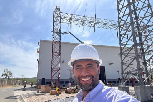 Vista de equipos electricos en proyecto de alta tension