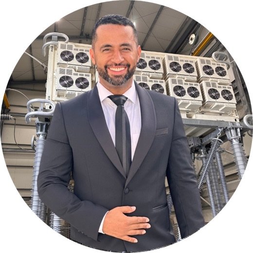 Luis Miguel Hueto en una instalación eléctrica